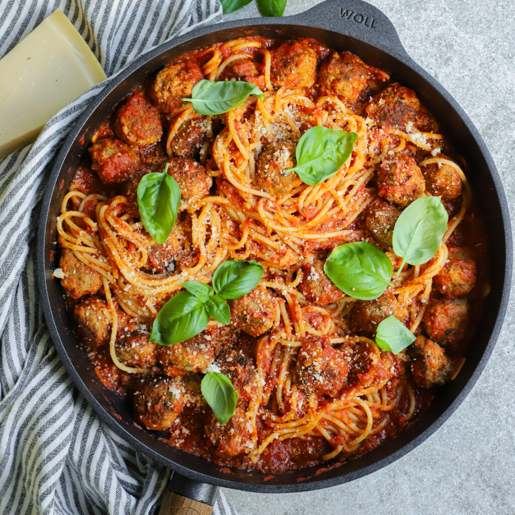 italiski-spaghetti-makaronai-su-mesos-kukuliais-ir-pomidoru-padazu