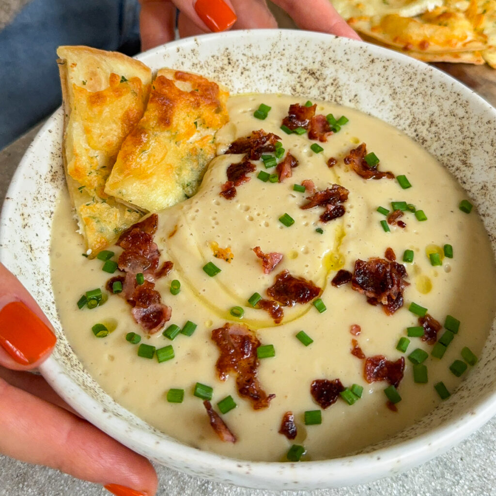 trinta-kremine-ziedinio-kopusto-kalafioro-ir-bulviu-sriuba-ir-tortilija-su-suriu