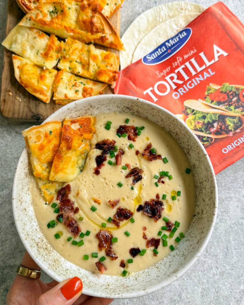 trinta-kremine-ziedinio-kopusto-kalafioro-ir-bulviu-sriuba-ir-tortilija-su-suriu