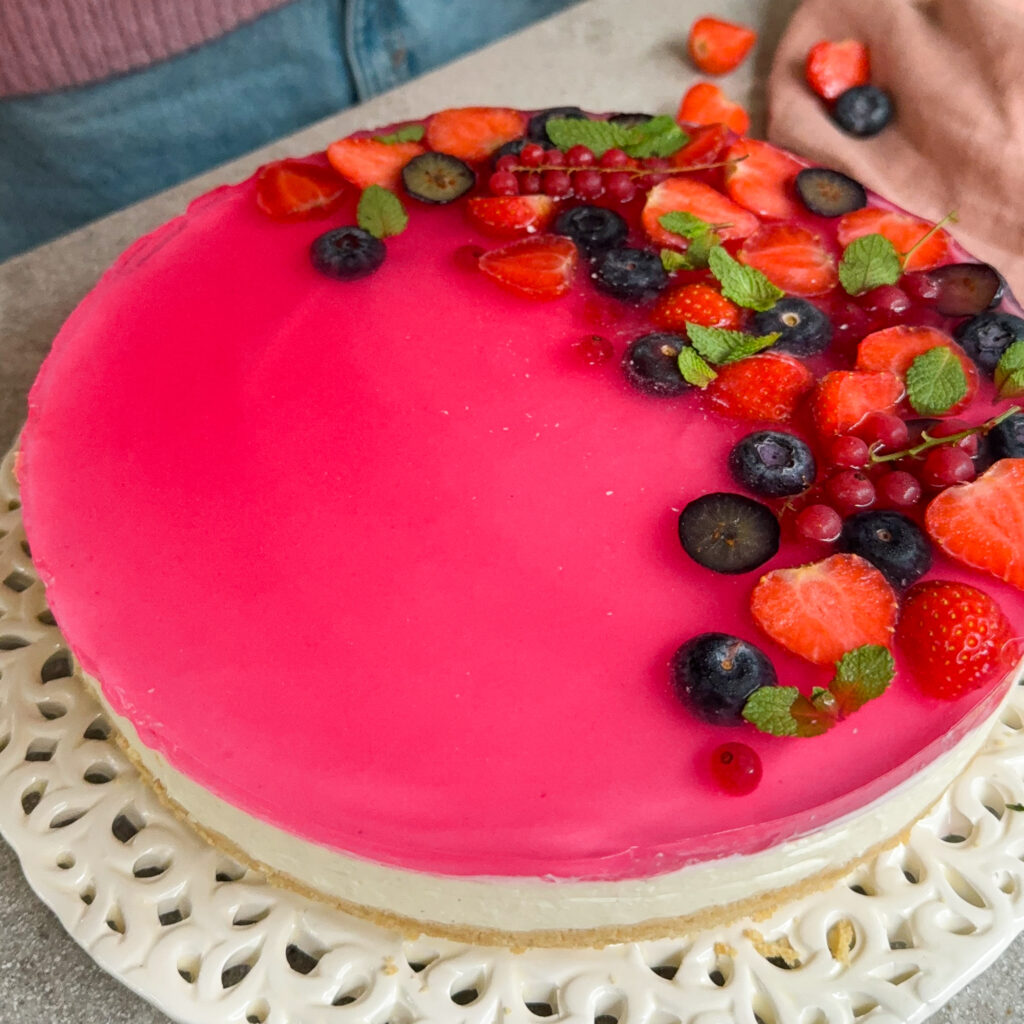 surio-tortas-su-zele-ir-uogomis-surio-pyragas-cheesecake-sventems-receptas