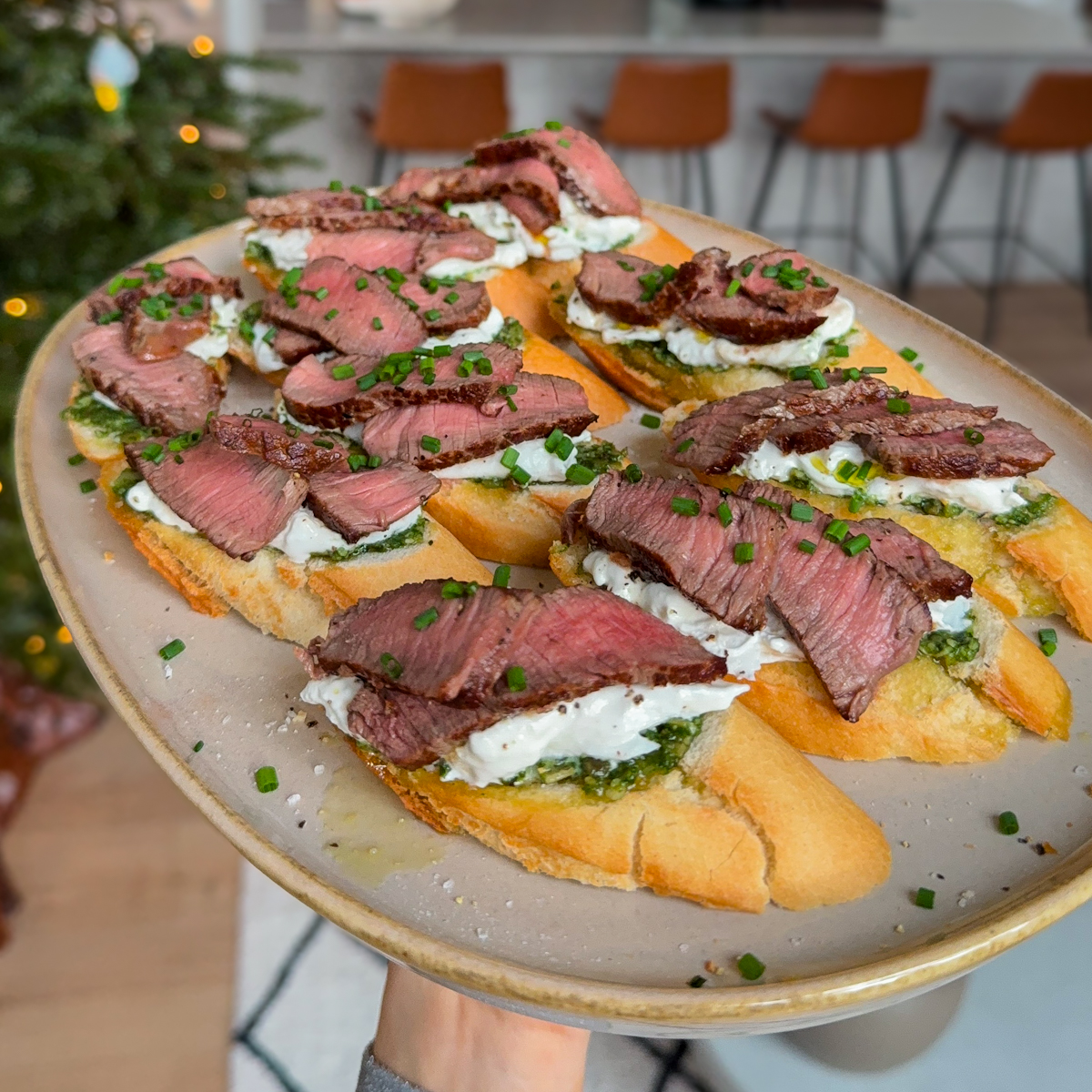 BRUSKETOS SU PESTO, BURRATA IR STEIKO JUOSTELĖMIS