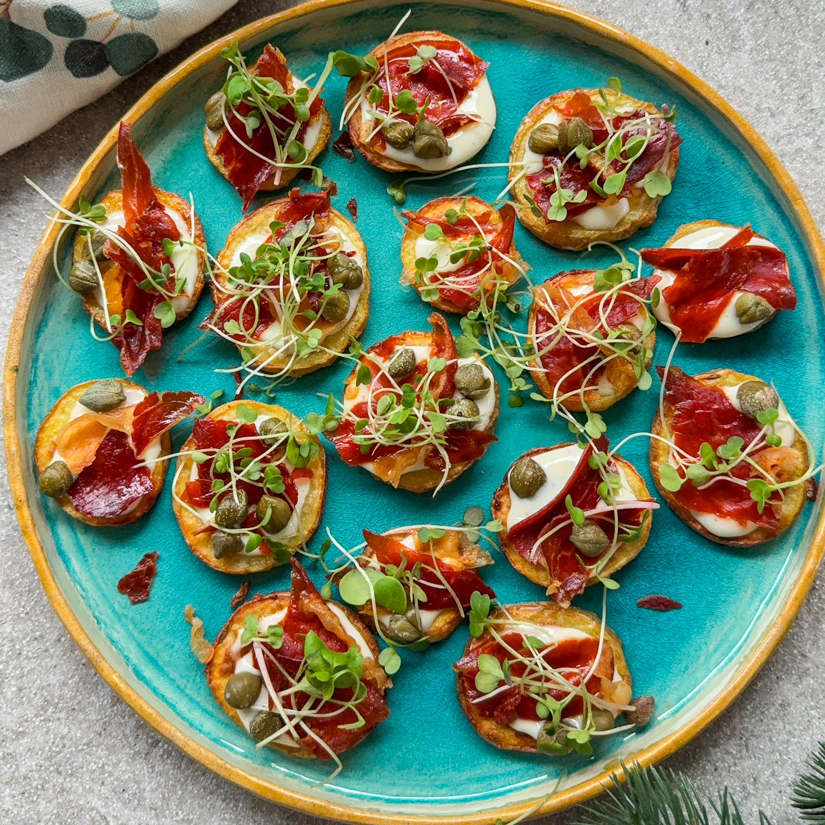 VIENO KĄSNIO BULVIŲ SKREBUČIAI SU VYTINTO KUMPIO TRAŠKUČIAIS