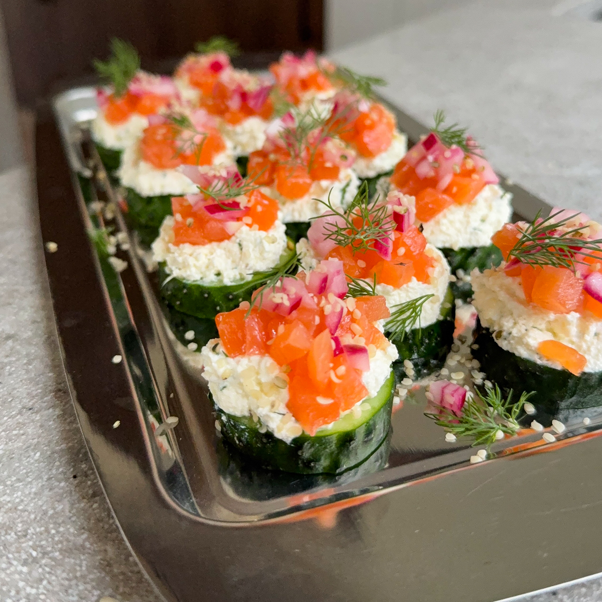 VIENO KĄSNIO AGURKŲ UŽKANDIS SU VARŠKĖS UŽTEPĖLE IR LAŠIŠA