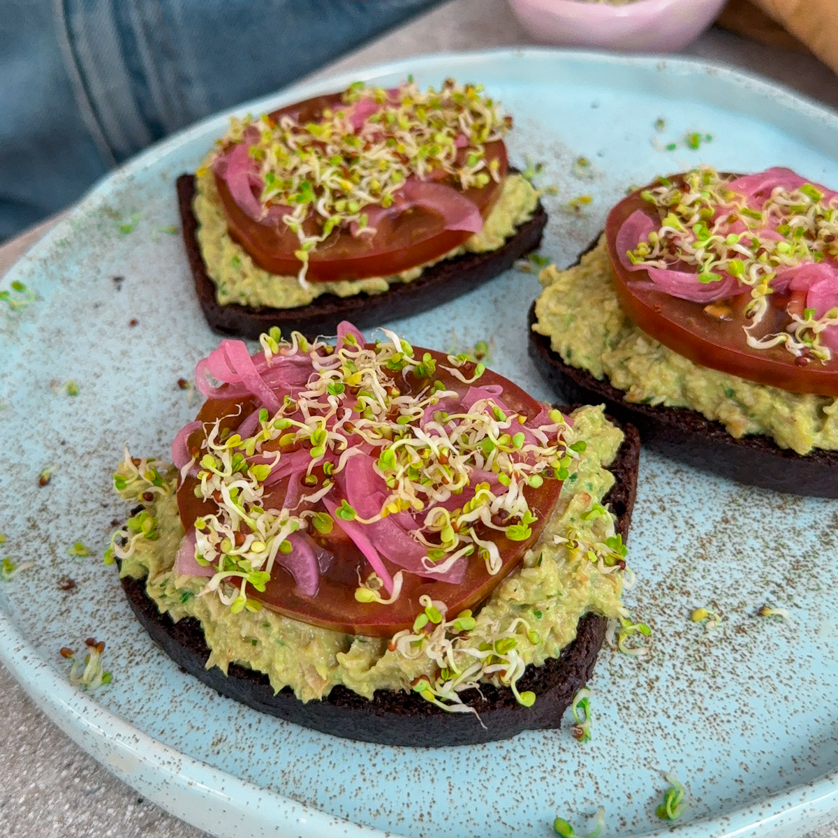 SUMUŠTINIAI SU VIŠTIENOS IR AVOKADO UŽTEPĖLE