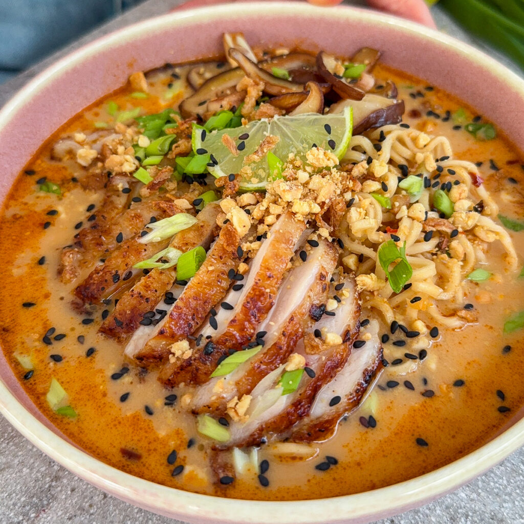 greita-tailantieska-raudonojo-kario-sriuba-su-kokosu-pienu-makaronais-vistiena