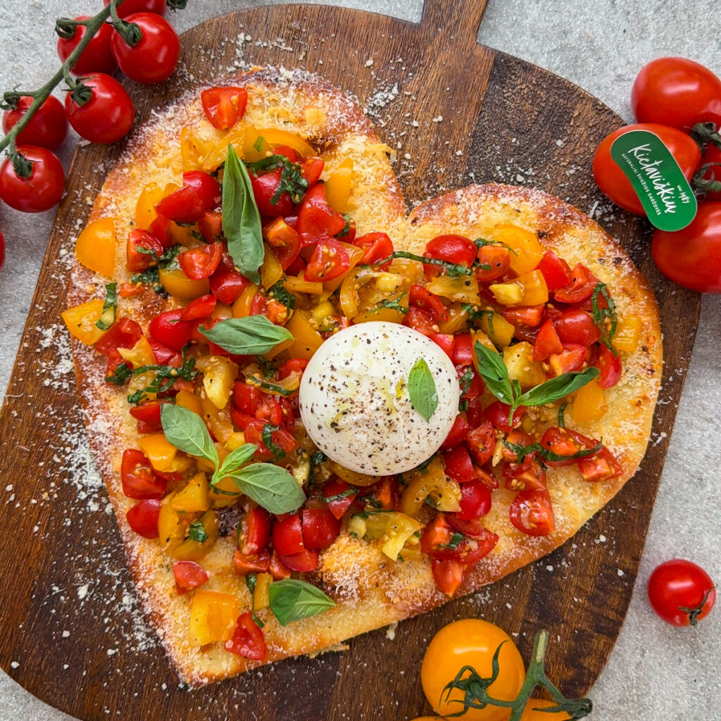 pica-su-marinuotais-pomidorais-ir-burrata