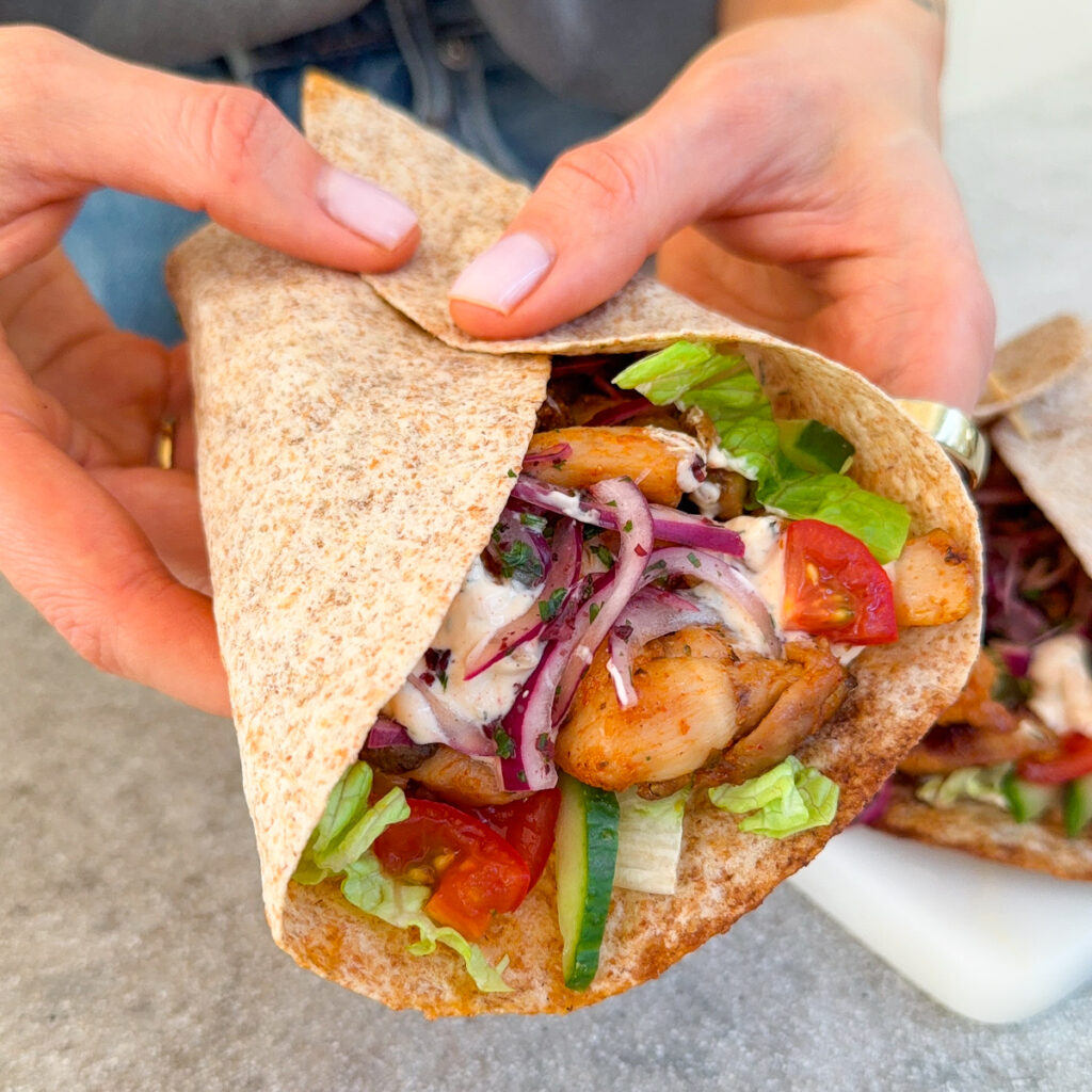 sveiki-naminiai-kebabai-tortilijos-su-vistiena-ir-cesnakiniu-padazu