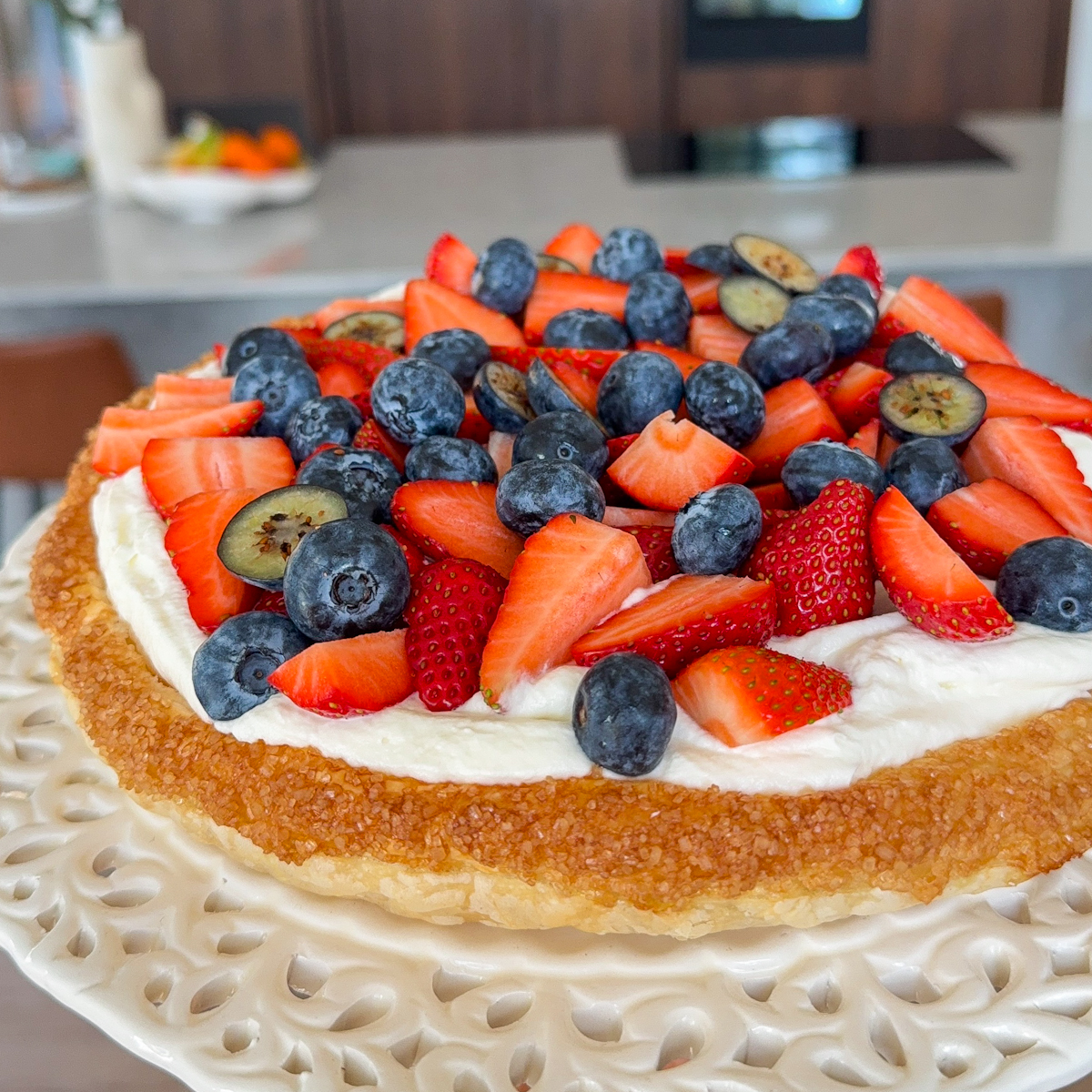 SLUOKSNIUOTOS TEŠLOS PYRAGAS SU KREMU IR UOGOMIS