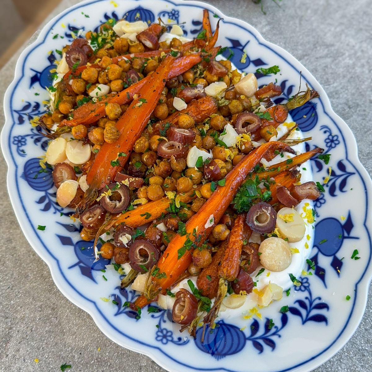 JOGURTAS SU KARAMELIZUOTOMIS MORKOMIS IR TRAŠKIAIS AVINŽIRNIAIS