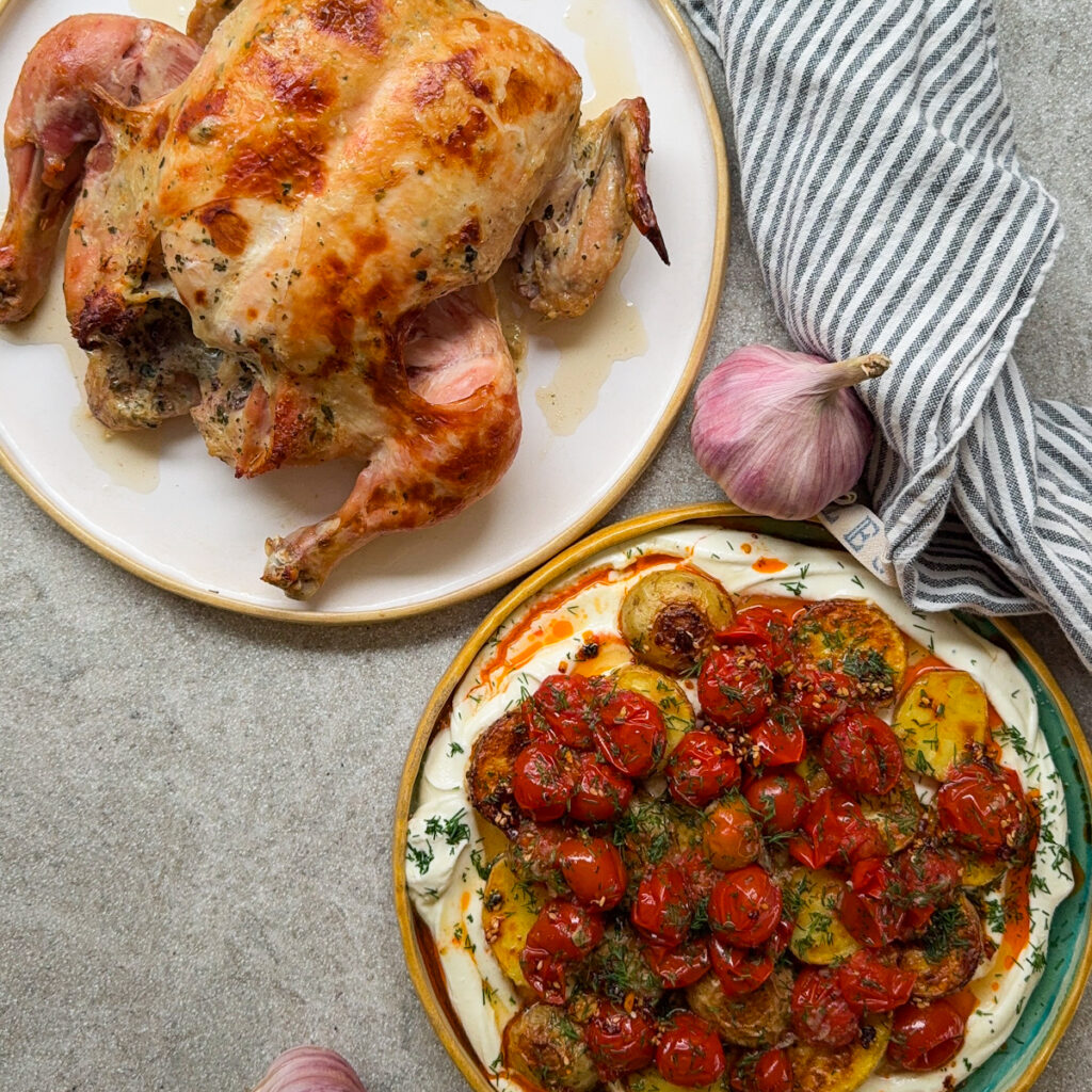 keptas-visciukas-plakta-feta-su-bulvytemis-ir-pomidorais