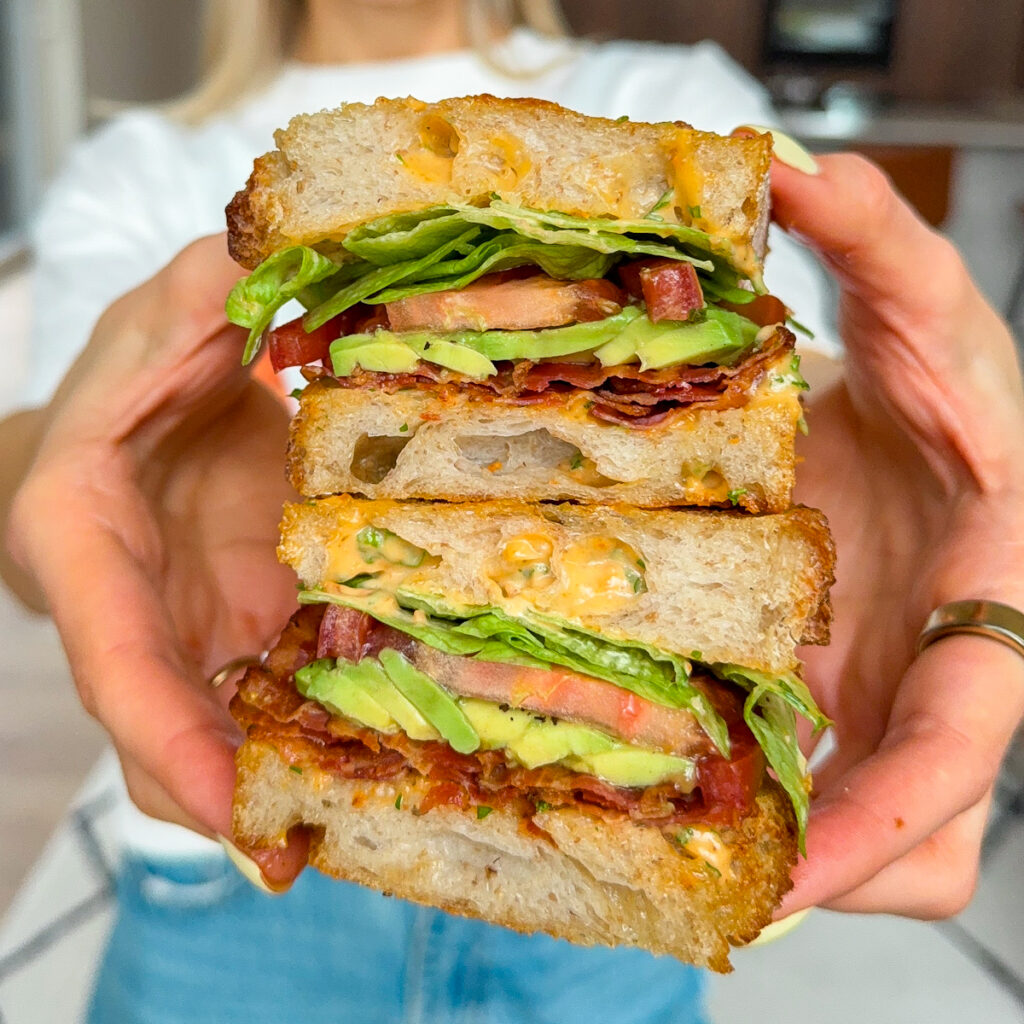 raugo-duonos-blt-sumustinis-su-sonine