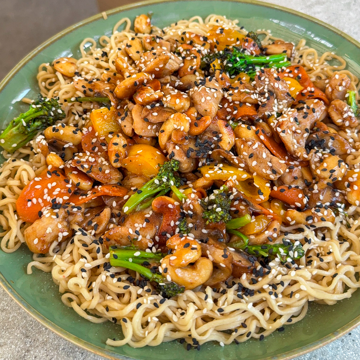 wok-makaronai-vistiena-su-anakardziais-ir-darzovemis