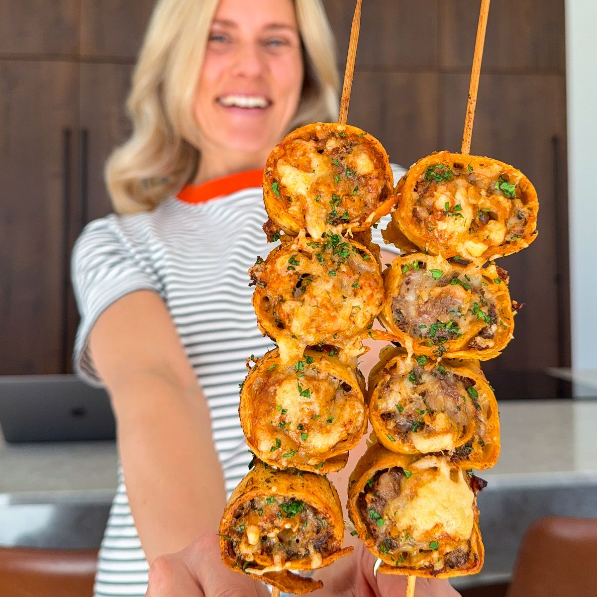 tortiliju-ir-maltos-jautienos-farso-suktinukai-su-cesnakiniu-padazu