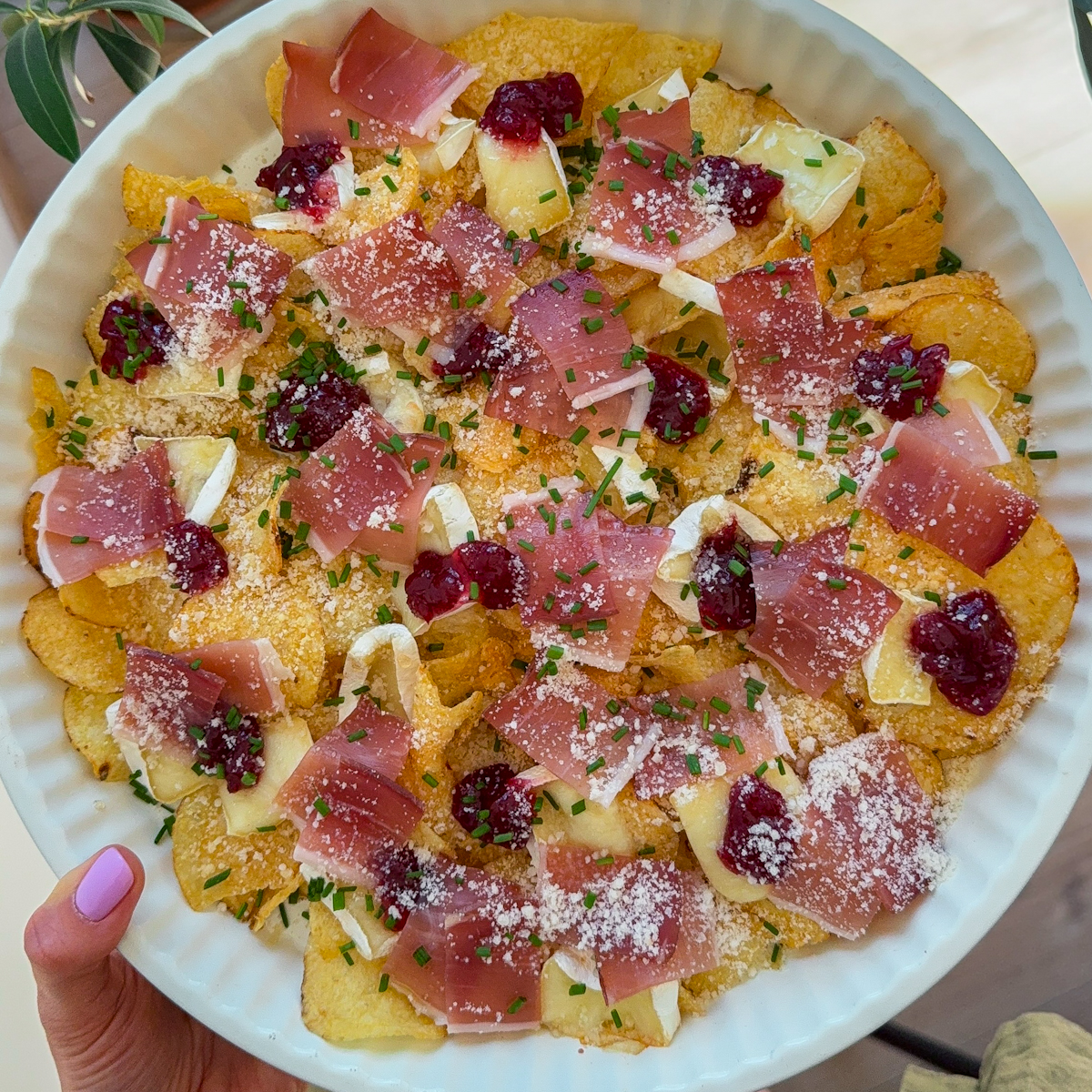 BULVIŲ TRAŠKUČIAI SU BRIE SŪRIU, BRUKNIŲ DŽEMU IR VYTINTU KUMPIU