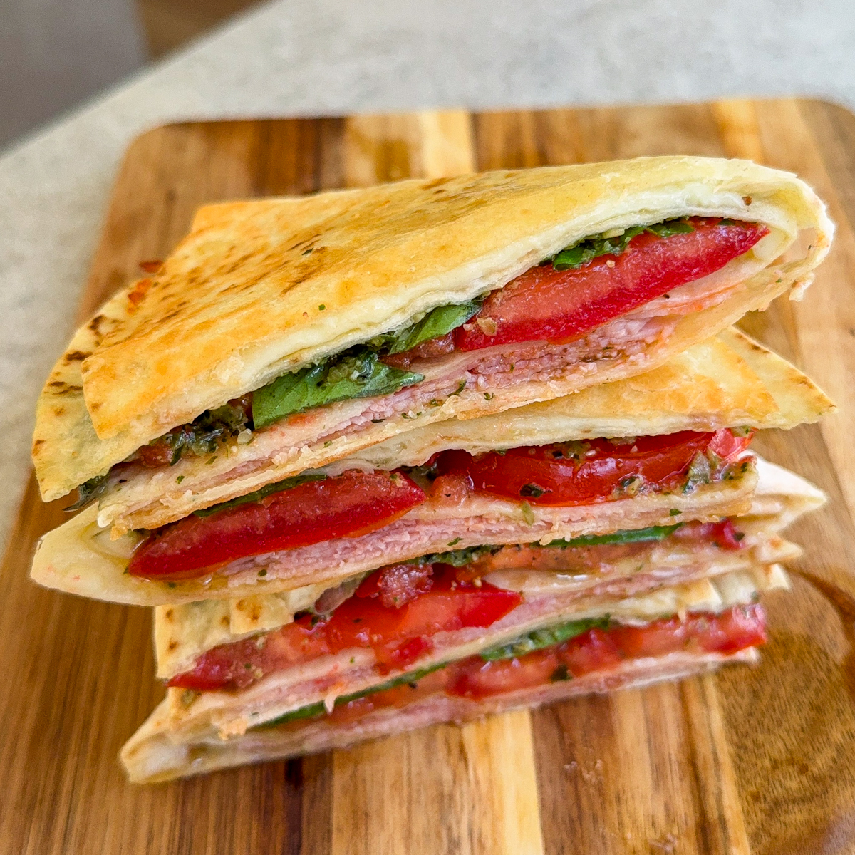 TORTILIJOS SU PESTO, POMIDORAIS, MOCARELA IR KUMPIU