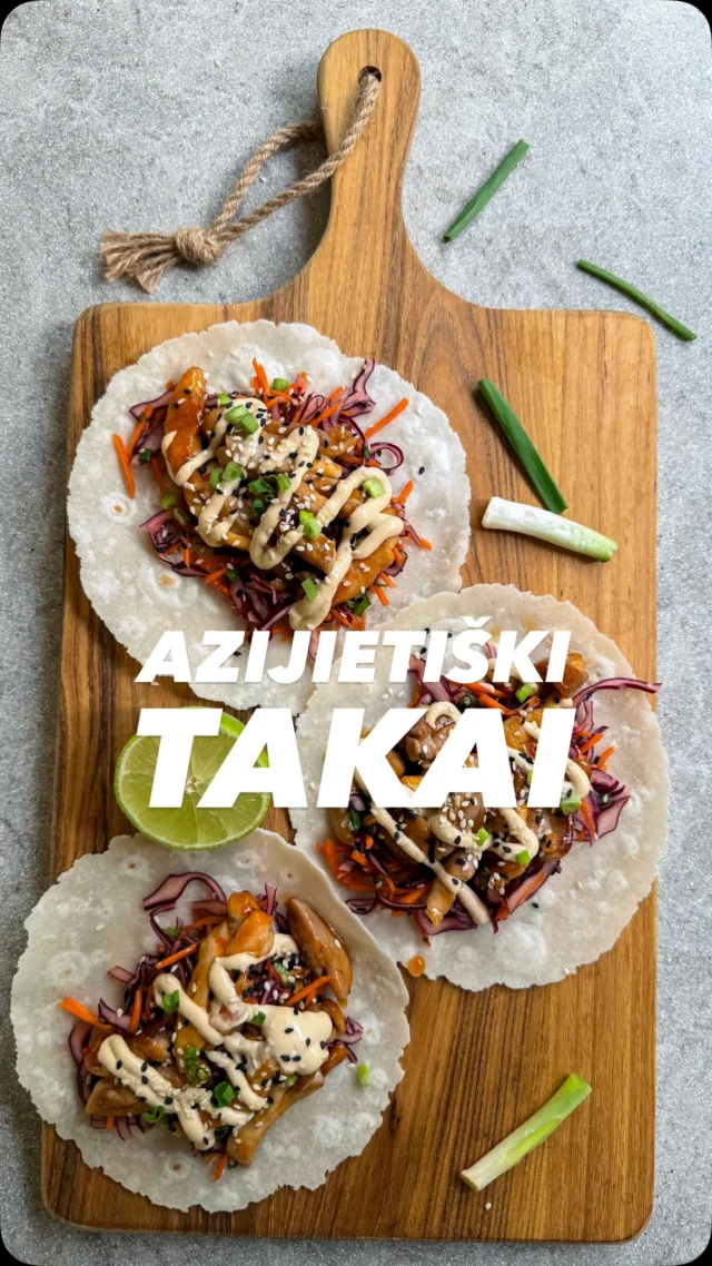 Turiu pripažinti, kad azijietiškų takų klausimu buvau gana skeptiškai nusiteikusi 🤷‍♀️ Oi, kaip klydau! Pasirodo, kad ten, kur susitinka takų forma ir Azijos skoniai, viskas paprasta, greita ir labai labai skanu 👌 

Tereikia virš garuojančio puodo pašildyti @santamarialietuva ryžių ir kvietinių miltų tortilijas, o įdarai kaip visuomet – fantazijos ir šaldytuvo turinio reikalas. Aš šį kartą gaminau su azijietiškomis kopūstų ir morkų salotomis, Stir Fry padažu gardinta kepta vištiena ir majoneziniu padažu su sezamais ir soja. #reklama 

Salotoms reikės:
1/4 nedidelio raudonojo kopūsto
1 didelės morkos
Saujelės šviežios kalendros
Saujelės svogūnų laiškų
1 skiltelės česnako
1 v.š. sezamų sėklų
2 v.š. sojos padažo
1 v.š. skrudintų sezamų aliejaus
1 v.š. medaus
1 v.š. laimo sulčių
Druskos, pipirų

Takams reikės:
1 pakuotės SANTA MARIA azijietiškų tortilijų
500 g vištienos šlaunelių mėsos
Aliejaus kepimui
1 pakuotės SANTA MARIA Stir fry padažo ‘Sweet chili & Garlic’
SANTA MARIA majonezinio padažo ‘Sesame & soy’

Gaminame:
Kepame vištieną: ją supjaustome juostelėmis ir iškepame. Tuomet sumaišome su Stir fry padažu. 
Ruošiame salotas: plonais šiaudeliais supjaustome kopūstus ir morkas, sumaišome su smulkintais žalumynais, ir česnaku, sezamų sėklomis, sojos padažu, skrudintų sezamų aliejumi, medumi, laimo sultimis, druska ir pipirais. 
Tortilijas pašildome pagal pakuotės instrukcijas. Man patogiausia tai daryti garuose virš verdančio puodo.
Į tortilijas dedame salotų, keptos vištienos ir apšlakstome majoneziniu padažu.