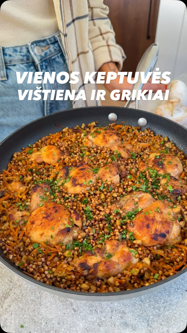 Jei mėgstate grikius, bet į jų repertuarą įsisuko rutina, tai šis receptas tikrai įneš naujų skonių 👌 Jūsų dėmesiui nauja šeimos mylimiausia vakarienė – vienos keptuvės grikiai su morkomis, pievagrybiais ir vištiena. 

Jaukus naminis maistas, kuriam paruošti prireiks vos 20 minučių, o ir indų daug plauti nereikės, nes veiksmas vyksta vienoje keptuvėje. Tobulas pasirinkimas darbo dienos vakarienei, kai laiko ir energijos daug nėra, o šeimą pamaitinti norisi skaniai ir maistingai.

Grikius renkuosi @galinta.lt – tai lietuviška kokybė nuo 1997 m. Grikiai auginami Lietuvos ūkiuose,  o kokybė prižiūrima nuo auginimo iki gamybos, tad mus pasiekia išskirtinai kokybiška produkcija. Tiesa, Galinta asortimente – daugybė kruopų, tad jei norėsis įvairovės, grikius šiame recepte galite drąsiai keisti ryžiais, bulguru, sorų ar perlinėmis kruopomis. #reklama 

Reikės:
500 g vištienos šlaunelių mėsos
2 v.š. alyvuogių aliejaus
Druskos, pipirų
1 a.š. maltos paprikos
1 a.š. česnako miltelių
1/2 a.š. malto kumino
1 morkos
4 didelių pievagrybių
2 skiltelių česnako
1 stiklinės (250 ml) Galinta grikių
1,5 stiklinės vištienos sultinio
Šviežių petražolių | Patiekimui

Gaminame:
Vištieną sumaišome su alyvuogių aliejumi, druska, pipirais ir likusiais prieskoniais. 
Įkaitiname keptuvę ir dedame kepti vištieną. Kepame ant didesnės kaitros po 3 min iš abiejų pusių. Apskrudintą vištieną atidedame. 
Keptuvėje įkaitiname šiek tiek alyvuogių aliejaus, dedame tarkuotą morką ir kubeliais pjaustytus pievagrybius. Kepiname apie 5 minutes, kol gerai apskrunda. Įtarkuojame česnaką ir kepame dar minutę. Pabarstome druska bei pipirais. 
Į keptuvę geriame grikius, paskrudiname minutę. 
Užpilame sultiniu, grąžiname vištieną, uždengiame ir troškiname ant nedidelės kaitros apie 10 min – kol grikiai pilnai išverda ir nelieka skysčio. 
Čia galite ir sustoti, bet jei norisi papildomo skonio, labai skanu patiekiant apšlakstyti česnakiniu jogurtu.