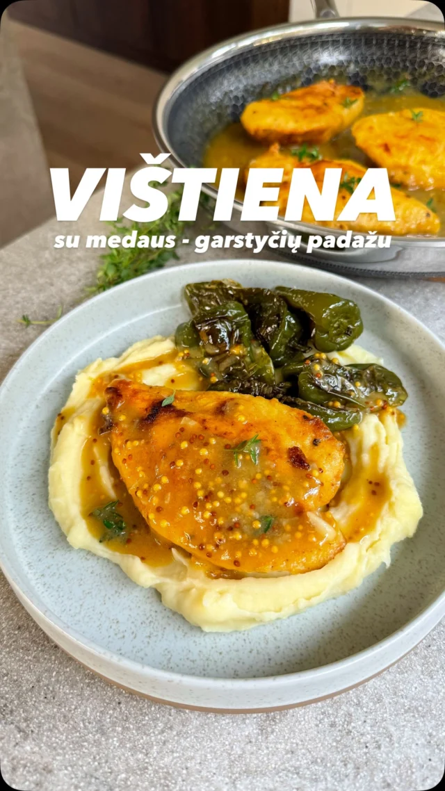 Sultinga vištiena su tiesiog tobulu kreminiu medaus ir garstyčių padažu jau daug metų įeina į mano šeimos mylimiausių vakarienių sąrašą 💛 

Tai šildantis, jaukus naminis maistas, kurį paruošite greitai ir lengvai, o švelnus skonis džiugins visą šeimą – greičiausiai net ir išrankius mažuosius valgytojus. Taip paruoštą vištieną skanu patiekti su bulvių koše ar makaronais ir mėgstamomis daržovėmis / salotomis šalia. 

Kai tik galiu, visada stengiuosi rinktis kokybiškus produktus. Kalbant apie vištieną, dažniausiai mano pirkinių krepšelyje atsiduria @vilniauspaukstynas produkcija. Šalia to, kad vištiena užauginta be antibiotikų, dabar prisidėjo dar ir visoje Europoje pripažintos maisto produktų vertinimo sistemos Nutri-Score A ženklinimas. „Vilniaus Paukštynas“ – pirmoji lietuviška A lygio šviežia mėsa, o tai reiškia, kad ji išsiskiria puikia maistine verte, yra gausi baltymų ir turi mažiau riebalų. Tad šeimos vakarienėms renkuosi ramiai ir užtikrintai! #reklama 

4 porcijoms reikės:
4 vnt Vilniaus Paukštyno vištienos filė kepsniams
1 v.š. alyvuogių aliejaus
Druskos, pipirų
1 a.š. česnako miltelių
1 a.š. maltos paprikos
2 v.š. kukurūzų miltų | Tinka ir kvietiniai miltai
3 skiltelių česnako
1 stiklinės (250 ml) vištienos sultinio
2 v.š. medaus
1 v.š. grūdėtųjų garstyčių
1 v.š. dižono garstyčių
1 nubraukto a.š. krakmolo

Gaminame:
Vištieną sumaišome su alyvuogių aliejumi ir prieskoniais, tuomet apvoliojame miltuose. 
Sultinį sumaišome su medumi, abejomis garstyčiomis ir krakmolu.
Keptuvėje įkaitiname aliejų ir sudedame vištieną. Kepame ant didesnės kaitros po 3 min iš abiejų pusių. Sumažiname kaitrą, įtarkuojame česnaką ir apkepiname 30 sekundžių. 
Užpilame paruoštu padažu, uždengiame keptuvę dangčiu, ir troškiname 10 minučių ant nedidelės kaitros, kad padažas lengvai burbuliuotų.