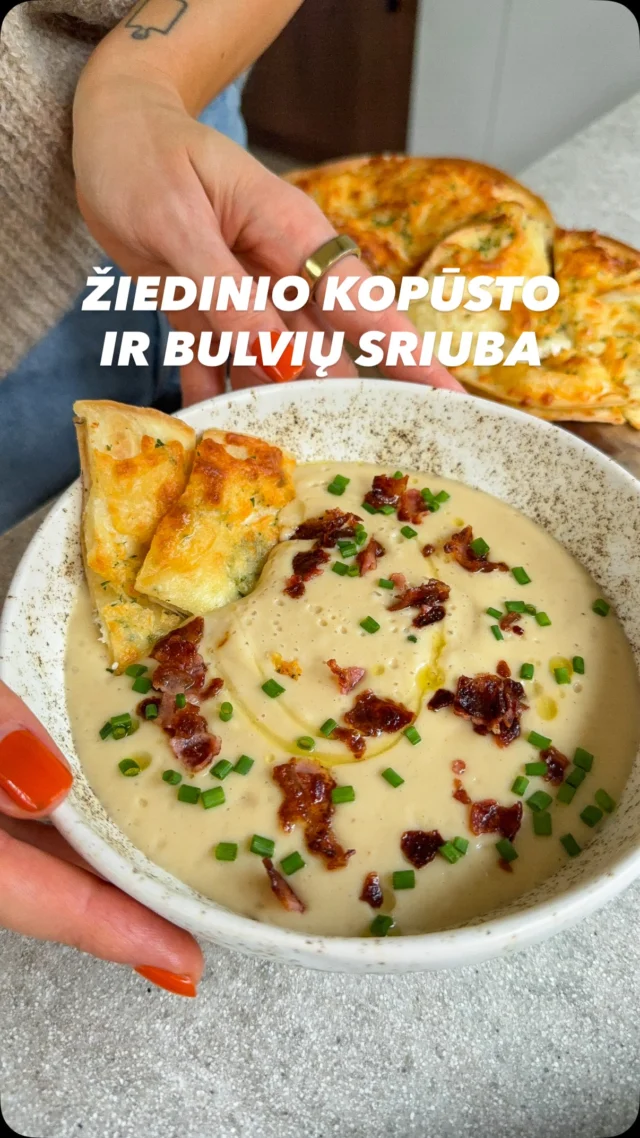 TRINTA ŽIEDINIŲ KOPŪSTŲ IR BULVIŲ SRIUBA 💛

Ši sriuba man buvo labai malonus netikėtumas ir visiškas atradimas. Pirmą kartą ją gaminau pagal šaldytuvo turinį, be didelių lūkesčių, o pavyko viena skaniausių sriubų. Švelnios tekstūros, įspūdingo skonio. Būtinai pabandykit – pažadu, kad patiks. 

O kad būtų dar skaniau, sriubą nuostabiai papildo česnakine duonele su sūriu apsimetančios tortilijos. Viskas labai paprasta – @santamarialietuva tortilijas įdarau sūriu, aptepu česnakiniu sviestu ir turime tobulą papildymą kiekvienai trintai sriubai. #reklama 

Sriubai reikės:
1 žiedinio kopūsto
1 česnako galvos
Alyvuogių aliejaus
Druskos, pipirų
1/2 baltosios poro dalies 
3 vidutinių bulvių
600 ml vištienos sultinio
150 ml grietinėlės
1 v.š. citrinos sulčių
Skrudintos šoninės | Patiekimui
Česnako laiškų | Patiekimui

Tortilijoms su sūriu reikės:
40 g sviesto
2 skiltelių česnako
Šviežių petražolių
Druskos
4 SANTA MARIA tortilijų
Kreminio sūrio
100 g tarkuotos mocarelos

Gaminame:
Žiedinį kopūstą supjaustome žiedynais, dedame į kepimo formą ir sumaišome su alyvuogių aliejumi, druska ir pipirais. 
Nuo česnako galvos nupjauname viršūnėlę, apšlakstome alyvuogių aliejumi, sukame į foliją ir dedame prie žiedinio kopūsto. 
Kepame 180 laipsnių orkaitėje 40 min. 
Ketaus puode ar keptuvėje įkaitiname alyvuogių aliejų, dedame griežinėliais pjaustytus porus ir kepiname 5 minutes. Tuomet sudedame kubeliais pjaustytas bulves, užpilame sultiniu ir verdame apie 20 min – kol bulvės išverda. 
Į maisto smulkintuvą pilame puodo turinį, dedame iškepusius žiedinius kopūstus, įspaudžiame česnaką, pilame grietinėlę, citrinos sultis ir sutriname viską iki vientisos šilkinės tekstūros. Paragaujame, jei reikia pridedame druskos. 
Ruošiame tortilijas: išlydome sviestą ir jį sumaišome su smulkintu česnaku, druska ir smulkintomis petražolėmis. Ant 2 tortilijų tepame kreminio sūrio, pabarstome mocarela. Uždengiame kitomis tortilijomis, jas aptepame sviesto mišiniu, pabarstome mocarela ir kepame 180 laipsnių orkaitėje 10 min. 
Sriubą patiekiame su skrudinta šonine, smulkintais česnakų laiškais ir tortilijomis šalia.