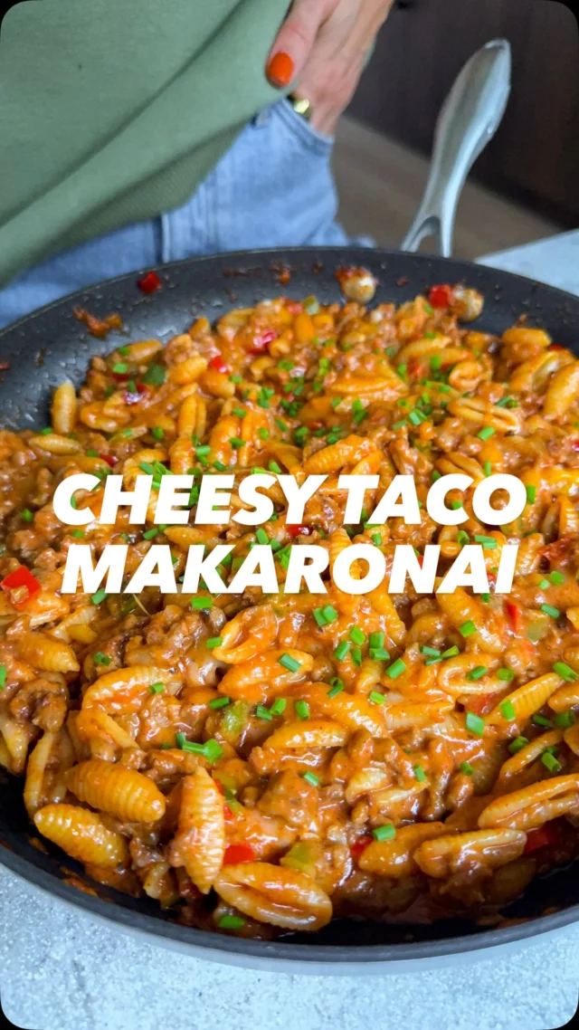 Jei makaronų repertuare norisi kažko naujo, išbandykite šiuos Tex Mex skonių įkvėptus taco makaronus su smulkinta mėsa, paprikomis ir daaaaaug sūrio ✨

Paruošti užtruksite ne daugiau kaip 15 minučių, o autentiškų natų ir dar daugiau sūrio skonio akimirksniu suteiks @santamarialietuva Cheesy Taco prieskonių mišinys 🧀 #reklama

Reikės:

150 g makaronų
Alyvuogių aliejaus kepimui
400 g smulkintos mėsos | Naudojau kiaulieną ir jautieną
1/2 raudonosios paprikos
1/2 geltonosios paprikos
1/2 žaliosios paprikos
2 skiltelių česnako
1 pakuotės SANTA MARIA Cheesy Taco prieskonių mišinio
200 g pomidorų tyrės 
100 ml grietinėlės
70 ml vandens nuo makaronų virimo
Druskos, pipirų
100 g tarkuoto gerai besilydančio sūrio

Gaminame:

Išverdame makaronus al dente. 
Keptuvėje įkaitiname aliejų ir dedame jautieną ir apkepiname 5 minutes. 
Į keptuvę beriame smulkiais kubeliais pjaustytas paprikas, smulkintą česnaką ir kepiname dar kelias minutes. 
Prie mėsos ir daržovių beriame prieskonius, išmaišome.
Į keptuvę pilame pomidorų tyrę, grietinėlę, vandenį nuo makaronų virimo, beriame druskos, pipirų ir pakaitiname porą minučių, kol padažas šiek tiek sutirštėja. 
Į keptuvę sudedame makaronus ir 3/4 sūrio, išmaišome. Ant viršaus beriame likusį sūrį, uždengiame dangčiu ir pakaitiname, kol sūris išsilydo.