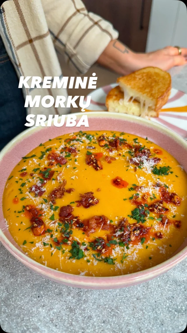 KREMINĖ MORKŲ SRIUBA 🥕

Jauki, šildanti skani ir itin maistinga sriuba – pats tas vėsiems rudens vakarams. Niekada neatspėtumėte, ką sriubos skoniui ir kremiškumui šį kartą naudojau vietoje gretinėlės. O gi grūdėtą varškę! Užmačiau šią idėją kažkur interneto platybėse ir pagalvojau – išties, kaip gerai, skonis puikus, tekstūra švelni, o sriuba nuo to tik maistingesnė ir su daugiau baltymų 👌

Pati sriuba švelnaus skonio, tad ją paryškinu priedais – skrudinta šonine, parmezanu ir mano mylimiausiu pagardu WHITE MAUSU Peanut Rāyu čili aliejumi, kurį rasite @flavourgems.lt 🌶️ Švelniai aitrus umami prisilietimas su maloniu riešutų traškumu, kuriuo gardinu ne tik kremines sriubas, bet ir kiaušinius, salotas, ryžius, grikius bei azijietiškus patiekalus. Įsimyli visi, kas pabando! #reklama 

Reikės:
Alyvuogių aliejaus
450 g morkų
1/2 baltosios poro dalies 
4 skiltelių česnako
200 g bulvių
500 ml sultinio
200 g grūdėtos varškės
Druskos, pipirų
Plonai pjaustytos šaltai rūkytos šoninės | Patiekimui
Tarkuoto parmezano | Patiekimui
WHITE MAUSU Peanut Rāyu čili aliejaus | Patiekimui
Šviežių petražolių | Patiekimui

Gaminame:
Ketaus puode įkaitiname alyvuogių aliejų, dedame griežinėliais pjaustytas morkas, porą ir stambiai smulkintą česnaką. Kepiname maišydami apie 7 minutes, kol daržovės apskrunda. 
Suberiame kubeliais pjaustytas bulves, užpilame sultiniu ir verdame, kol daržovės suminkštėja. 
Pilame į maisto smulkintuvą kartu su grūdėta varške ir sutriname iki vientisos masės. 
Paragaujame ir, jei norisi, pridedame druskos ir pipirų. 
Patiekiame su mėgstamais priedais. Mano variante – skrudinta šoninė, tarkuotas parmezanas, čili aliejus ir smulkintos petražolės.