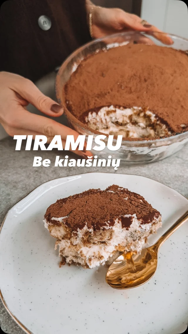 TIRAMISU BE KIAUŠINIŲ ✨

Nieko negaliu su savimi padaryti – patiekaluose prisibijau termiškai neapdorotų kiaušinių ir anksčiau mane tai stabdė nuo tokių desertų kaip tiramisu. Jei istorija skamba girdėtai, tai šiandien jūsų dėmesiui – klasikinio tiramisu alternatyva be kiaušinių. Man ši versija ne mažiau skani už originalą – puikus kavos aromato iš švelnaus kremo derinys 🤎

O itališkam receptui – itališka kavos kokybė su LAVAZZA A Modo Mio Jolie kavos aparatu. Taip paprasta paruošti kokybišką espresso dar niekada nebuvo ☕️ O ir kalėdinė dovana tai galėtų būti puiki, nes šio kavos aparato kaina tik 39,99 Eur. Įsigyti jį ir kavos kapsules galite lavazzakapsules.lt #reklama 

Reikės:
500 ml plakamosios grietinėlės
500 g maskarponės
7 v.š. cukraus
Žiupsnelio vanilės
300 ml espresso kavos
Apie 30 vnt ‘damų pirštelių’ biskvitinių sausainių
Kakavos miltelių

Gaminame:
Paruošiame kavą ir leidžiame jai atvėsti, kol paruošime visa kita.
Į didelį dubenį pilame grietinėlę ir išplakame mikseriu iki standžios masės.
Kitame dubenyje išplakame maskarponę su cukrumi ir vanile. Plakame vidutiniu greičiu apie 3 minutes iki purios masės.
Į maskarponę atsargiai įmaišome plaktą grietinėlę.
Kiekvieną sausainį labai trumpam panardiname į kavą ir dedame į kepimo formos apačią. 
Ant sausainių dedame pusę kremo masės, tuomet vėl dėliojame kavoje mirkytus sausainius ir ant viršaus tepame likusią pusę kremo masės. 
Indą uždengiame maistine plėvele ir siunčiame į šaldytuvą nakčiai arba mažiausiai 6 valandoms. 
Prieš pat patiekiant viršų pabarstome kakavos milteliais.

#tiramisu